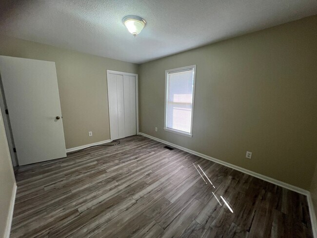 Building Photo - Centrally Located 3 Bedroom House