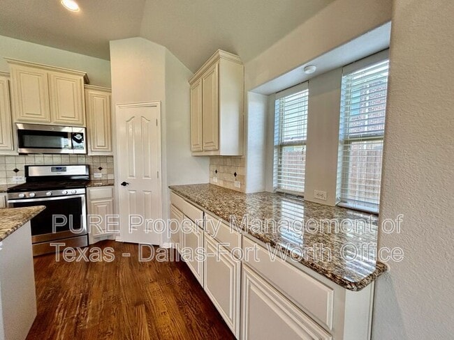 Building Photo - 511 Carnation Ln