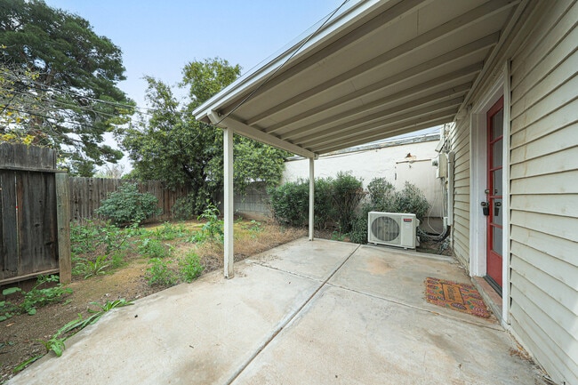 Building Photo - 1023 E Meadowbrook Ave