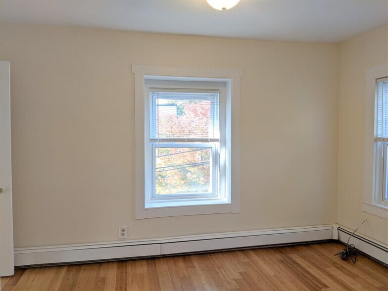 Building Photo - 2 Evergreen Sq