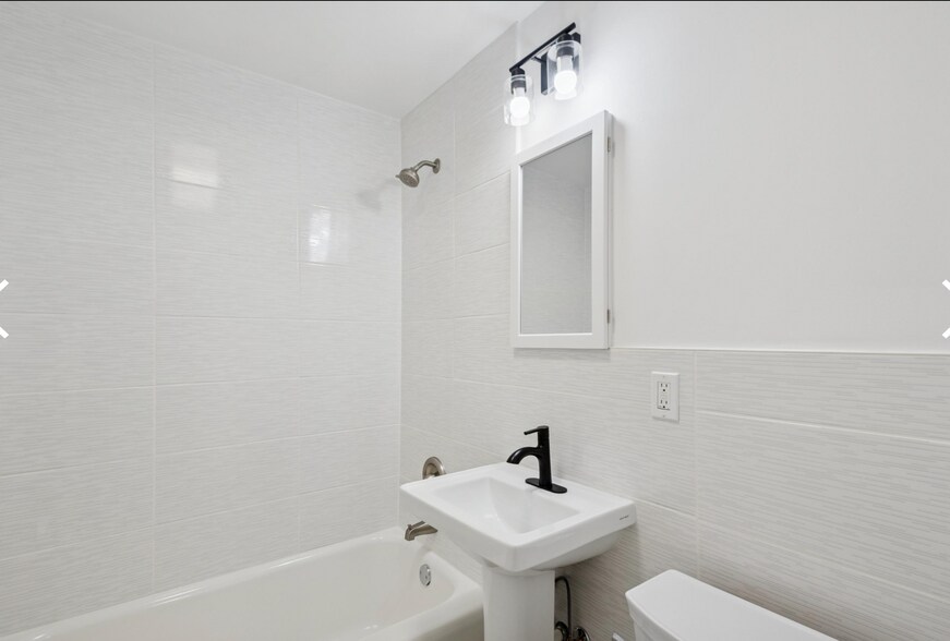 Building Photo - 4201 N Paulina St