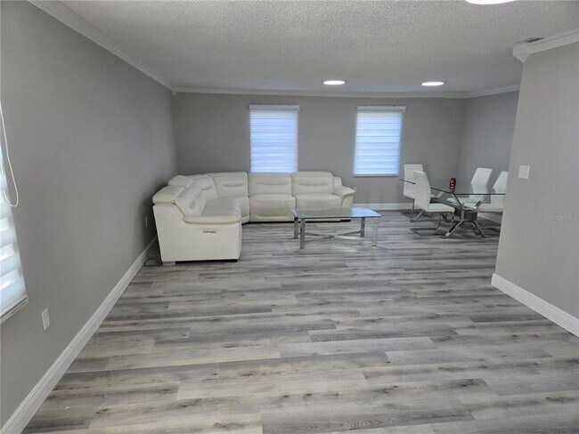 Building Photo - 9004 Tudor Dr