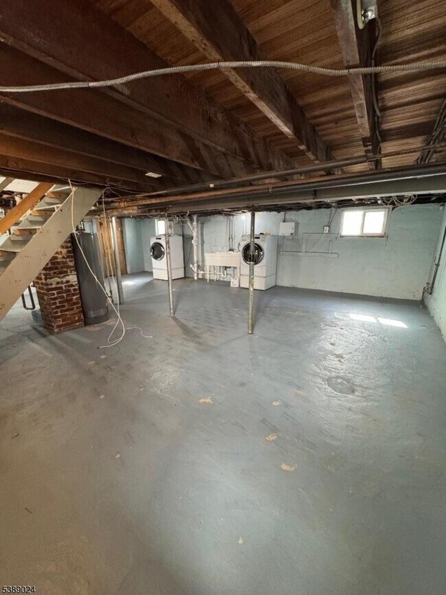 Building Photo - 30 Zeliff Ave