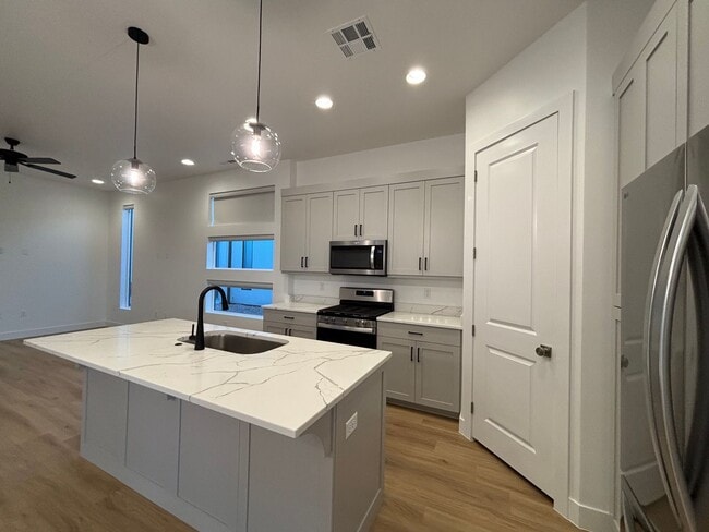 Building Photo - SPACIOUS PATIO HOME FOR RENT!