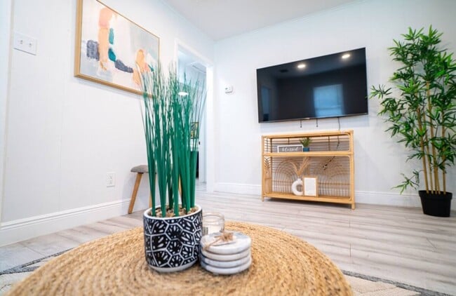 Building Photo - Homey Cozy Newly Renovated Stylish & chic