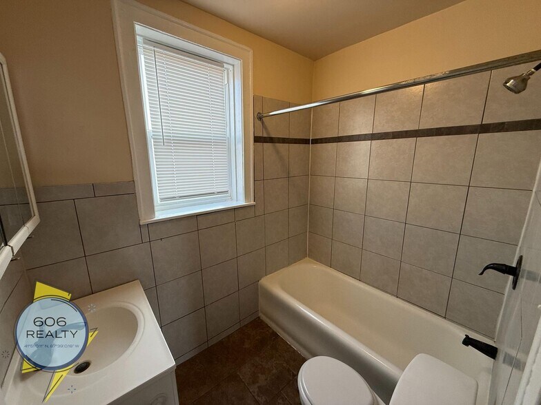 Building Photo - 2805 N Kilbourn Ave