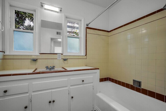 Building Photo - Incredible unit in A+ Location