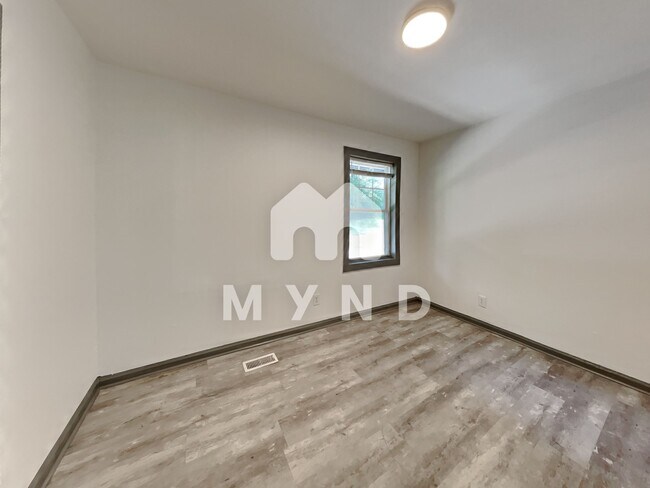 Building Photo - 1600 Poole Rd Unit B