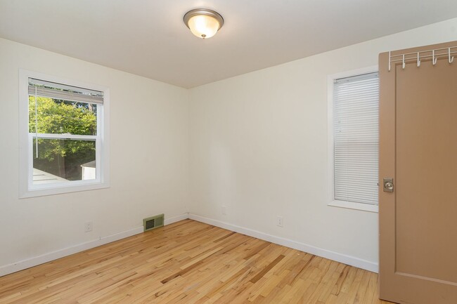 Building Photo - 3bd/1.75ba Seattle Home