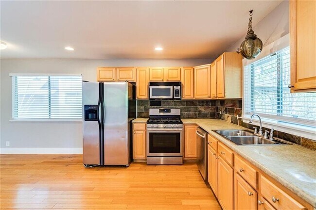 Building Photo - 3006 Lakeside Dr