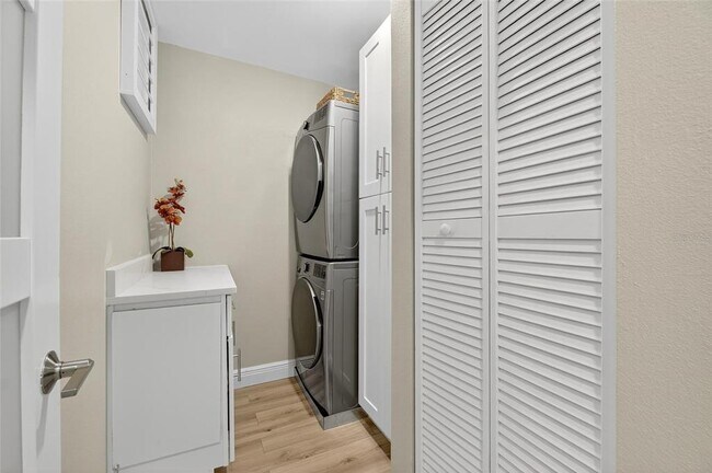 Building Photo - 160 Marina Del Rey Ct