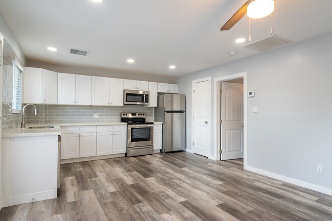 Building Photo - 1421 S Rita Ln