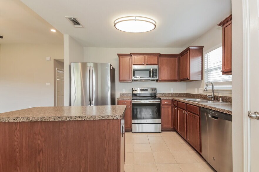 Building Photo - 2033 Pine Knoll Way
