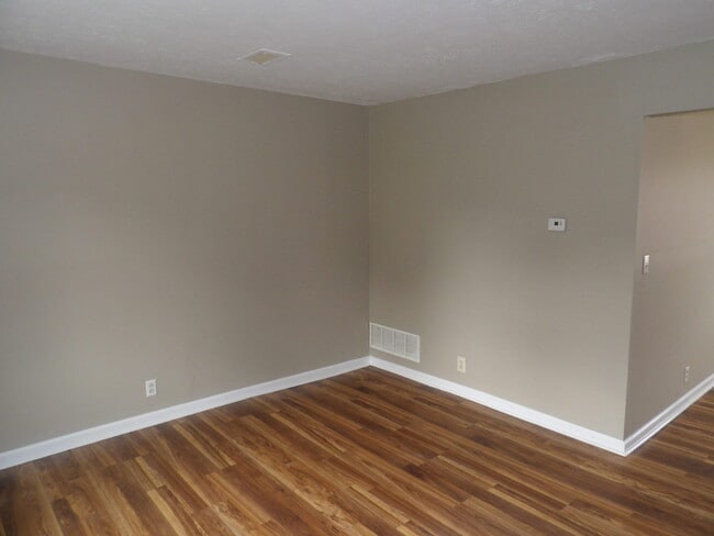 Building Photo - 400 Freedom Dr