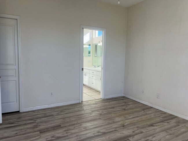 Building Photo - Welcome to your new home in beautiful Venice, Fl!  2 Bedroom 2 Bath w/ Den