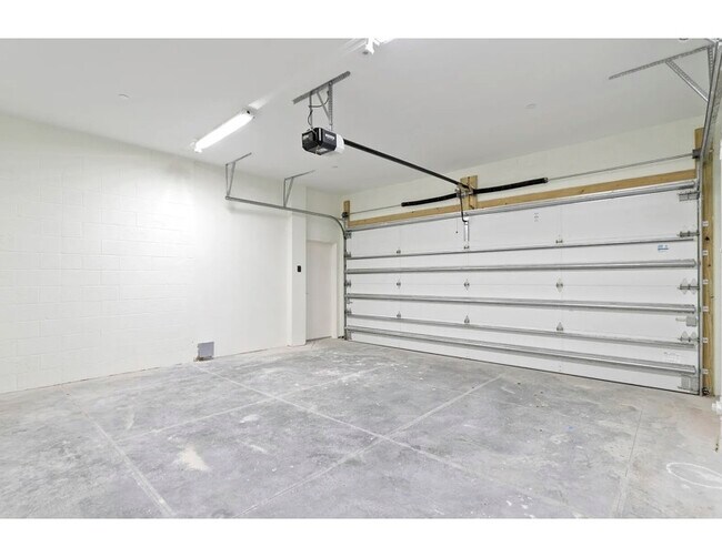 Building Photo - 866 N Osceola Ave