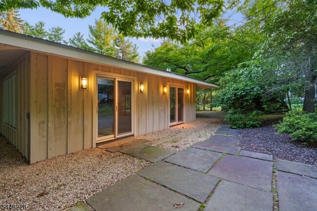 Building Photo - 29 Wayside Pl