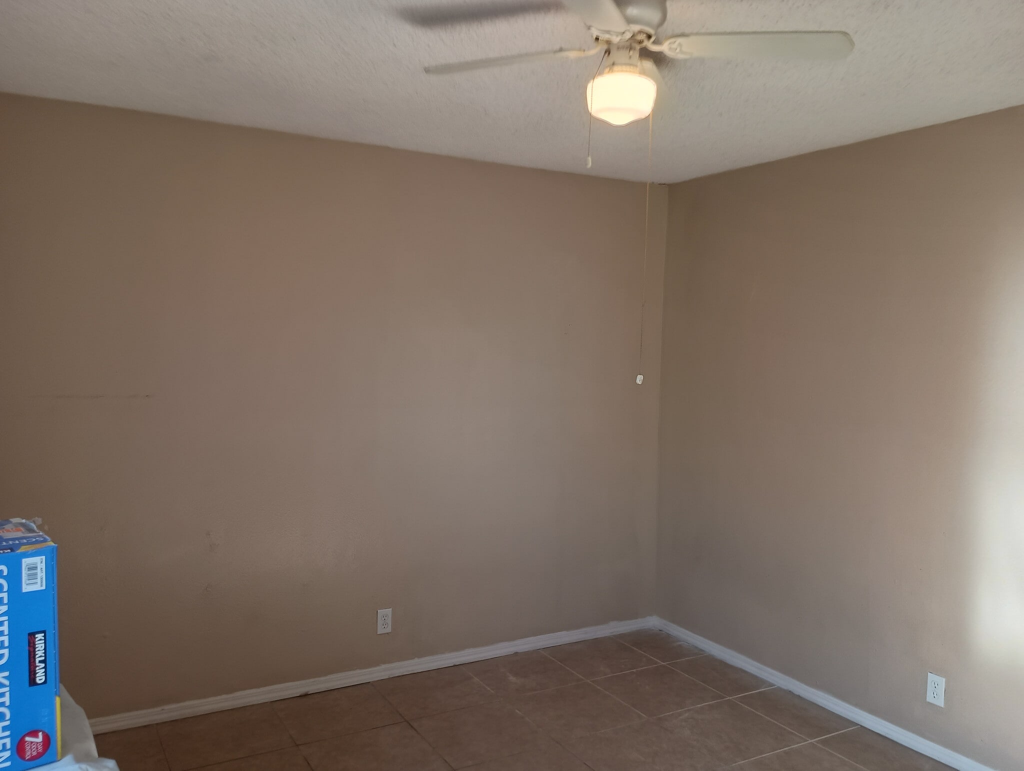 Building Photo - Room in Apartment on Starcrest Dr