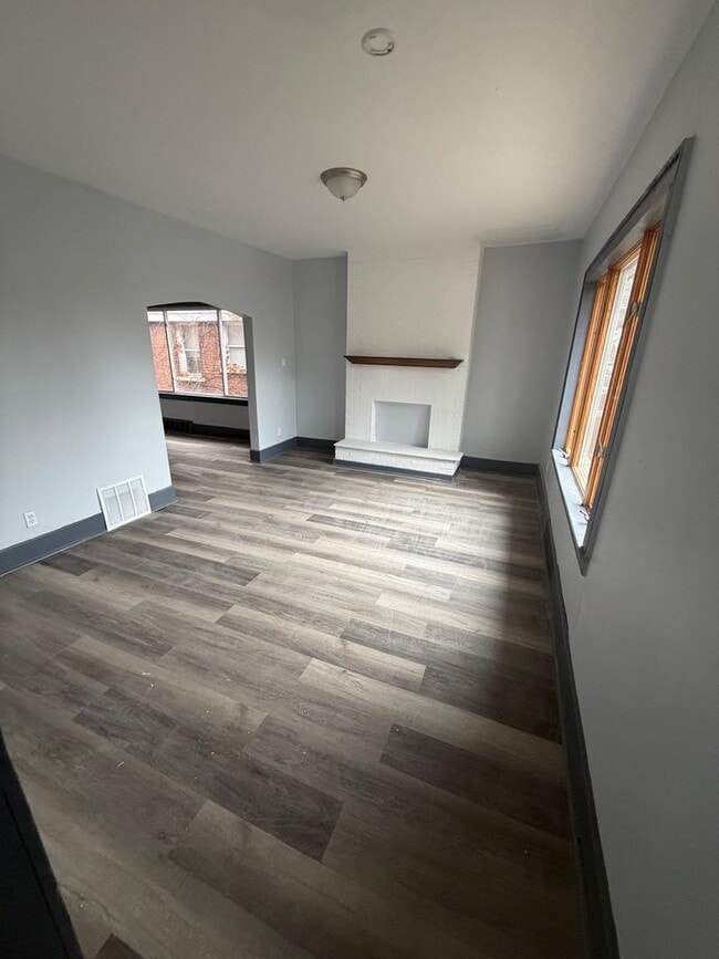 Building Photo - 4 bedroom 2 full bathroom!