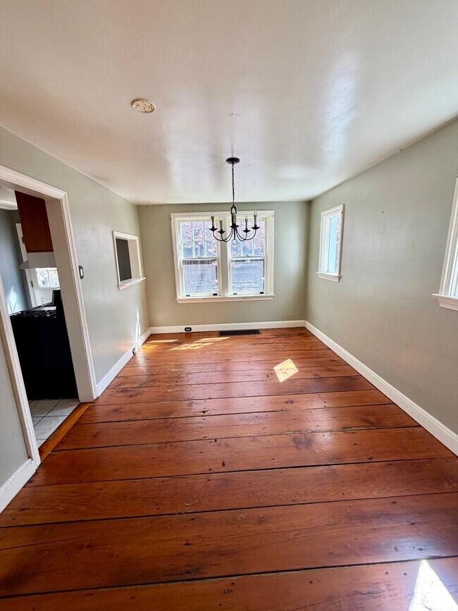 Building Photo - 738 E Madison St