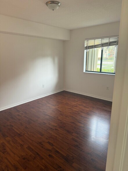 Building Photo - 9340 Fontainebleau Blvd
