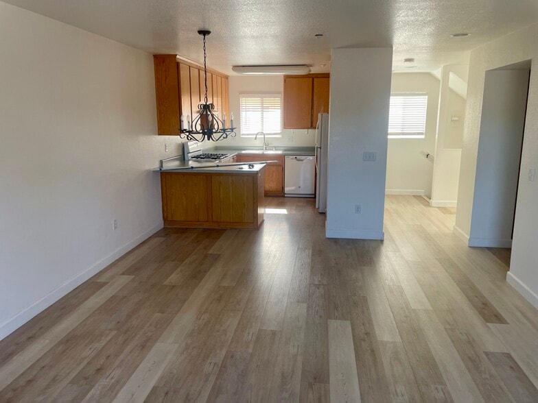 Building Photo - 896 Front St