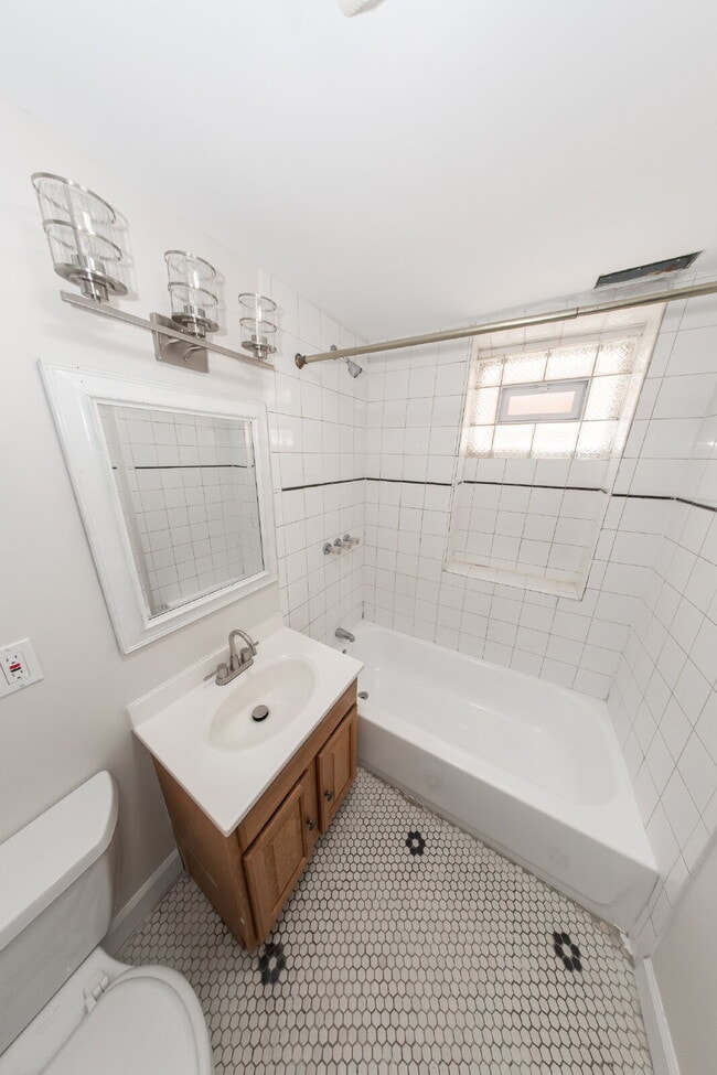Building Photo - Beautiful 4 Bed 2 Bath home in the heart of Irving Park!