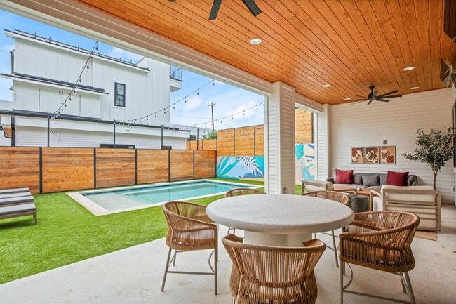 Building Photo - 2005 E 8th St