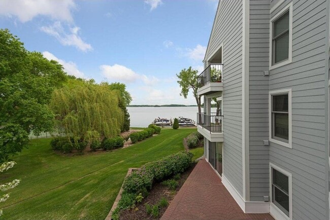 Building Photo - Gables Condo For Rent! In the Heart of Excelsior!