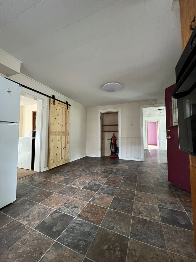 Building Photo - Three Bedroom,  2 Bathroom Apartment near ...
