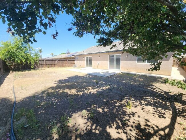 Building Photo - 5 bedrooms/ 2 baths Location Olive Dr/ Old...
