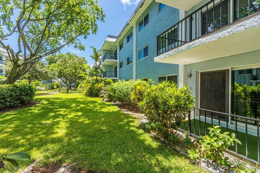 Building Photo - 3000 NE 5TH TE-110-A