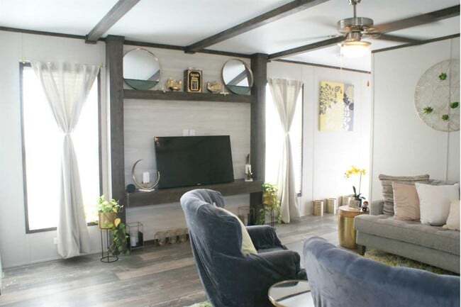 Building Photo - 501 Mesquite Rd