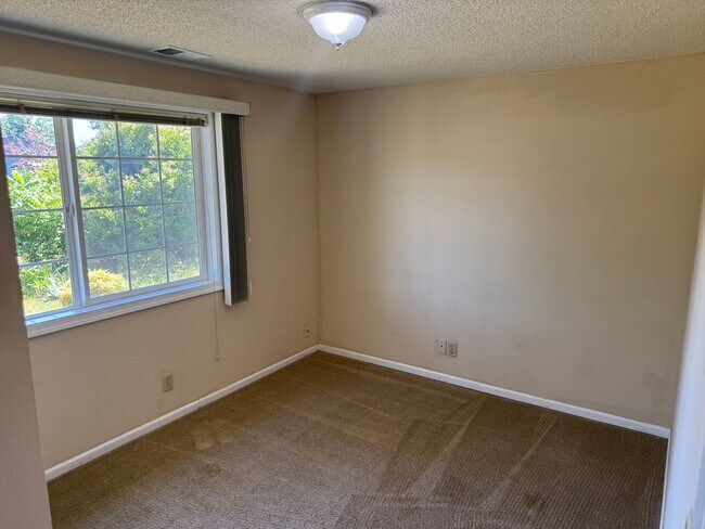 Building Photo - 2-bedroom/1 bathroom duplex with garage and shed!