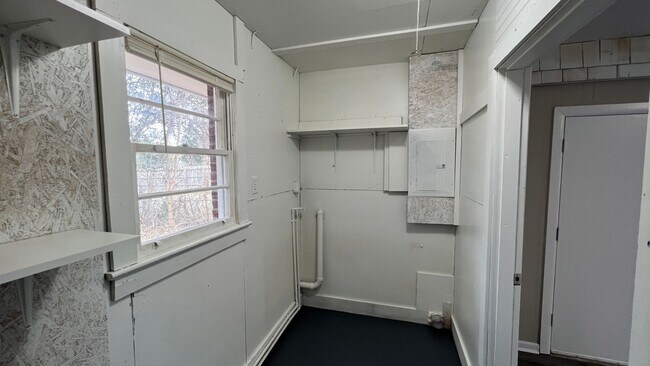 Building Photo - 3-Bedroom just waiting for you !
