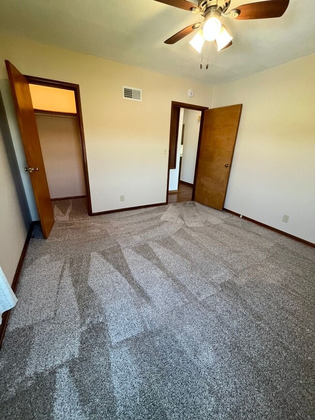 Building Photo - East Side 2 Bed/2 Bath w/ Bonus Room!