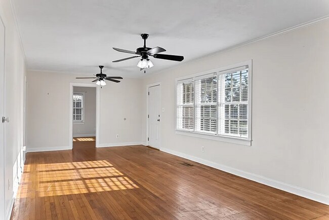 Building Photo - 2206 White Oak Dr