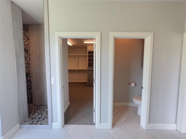 Building Photo - 424 Seville Dr