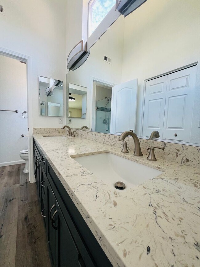 Building Photo - $2450 - 3 Bed/2 Bath Home in a Beautiful Neighborhood