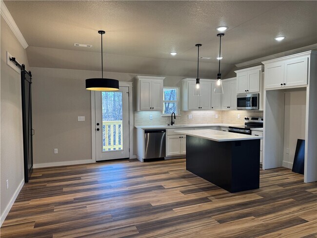 Building Photo - 4 Melrose Ln