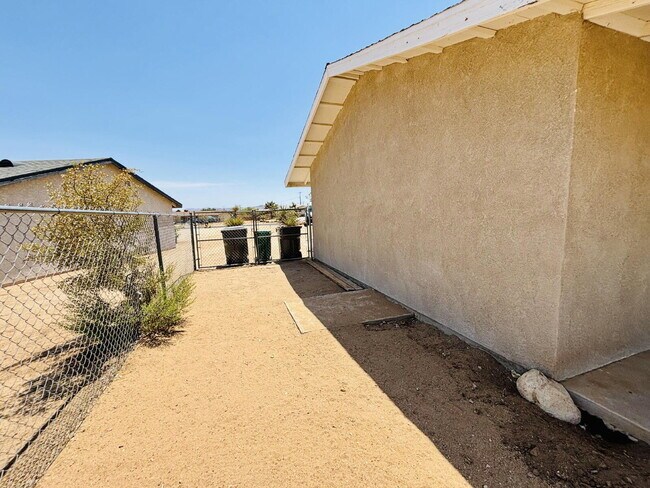 Building Photo - Charming 3-Bedroom with 2 Full Baths on th...