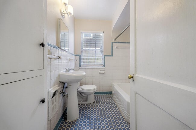 Building Photo - 672 Watson St