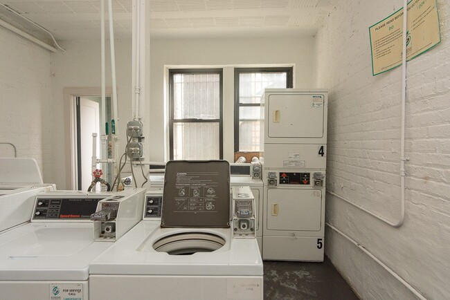 Building Photo - 2423 N Kedzie Blvd