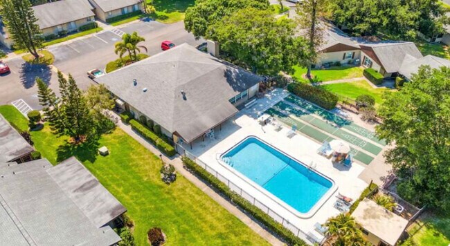 Building Photo - 4215 E Bay Dr