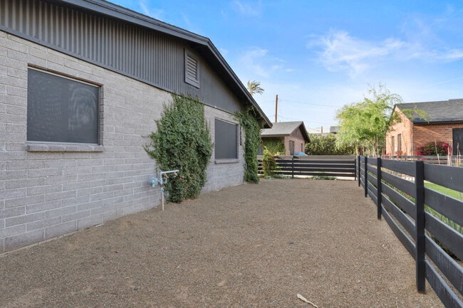 Building Photo - 4403 N 13th Pl