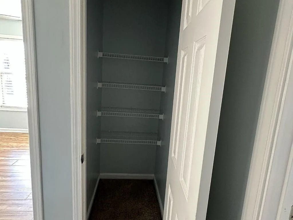 Building Photo - Room in House on Lakeview Rd