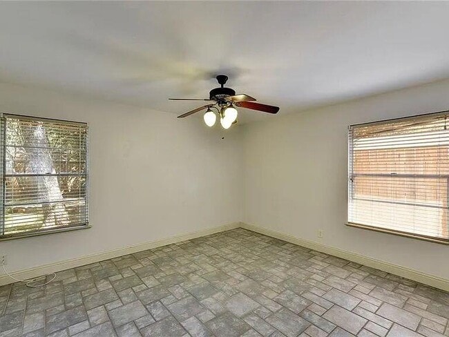 Building Photo - 2906 Greenlawn Pkwy