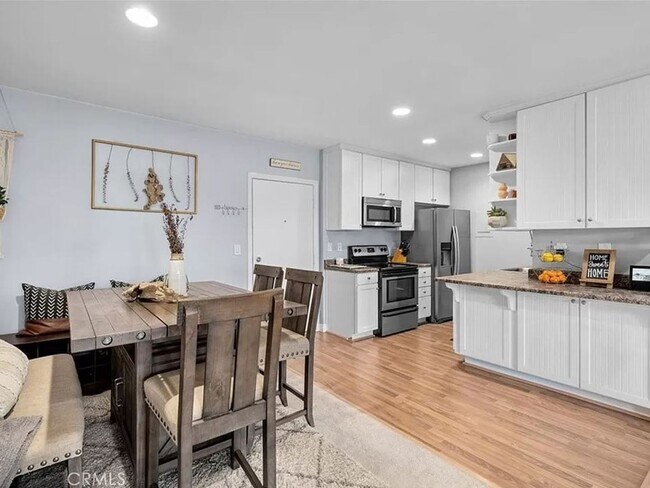 Building Photo - 1 Bedroom Condo within gated complex in Playa del Rey