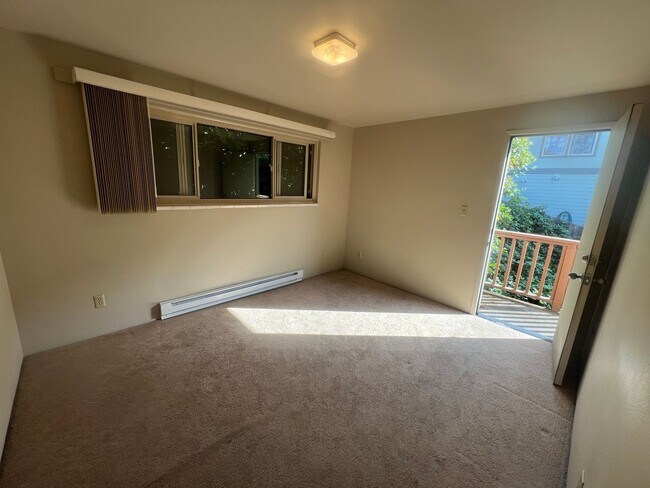 Building Photo - Spacious Fremont 2BR/1BA, split level with private balcony, recently remodeled kitchen!