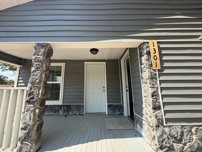 Building Photo - 1301 S Scullin Ave